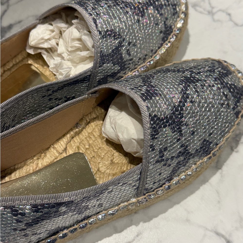 🌟3 X HOST PICK🌟Viguera Ladies Silver Iridescent Espadrille Flats Brand New NWT - Picture 4 of 13